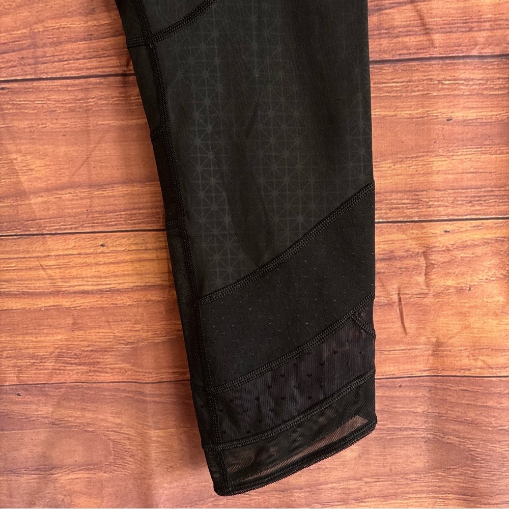 Lululemon Black Tonal Pattern Mesh Panel Crop Leggings Size 8 Activewear - Picture 3 of 6
